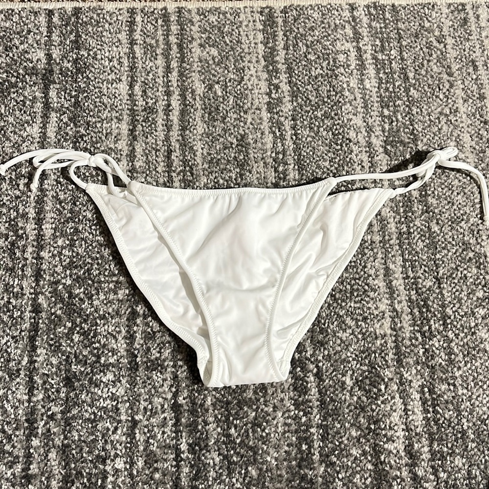 NWOT Victoria’s Secret white bikini bottoms - size medium